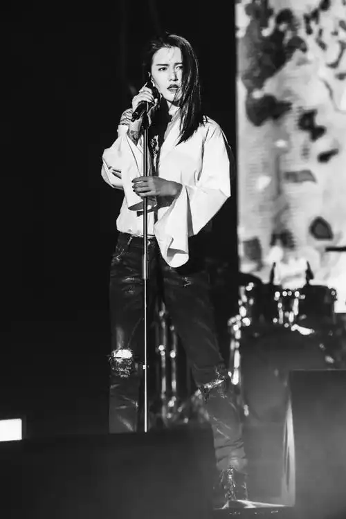 他们是@谭维维和@北京客乐队鼓手:王澜 吉他手:宋宇 键盘手:汪轼晔