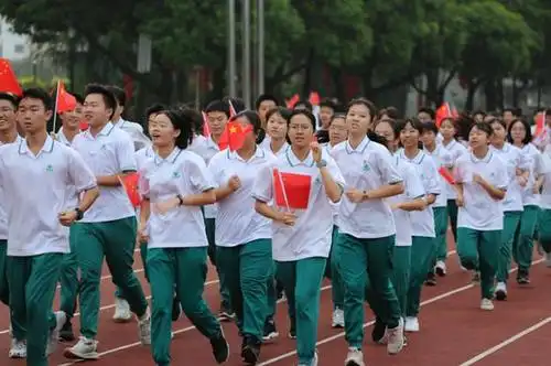 奔跑吧少年广州培英中学师生晨跑庆国庆为祖国送祝福