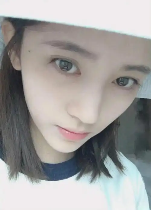 鞠婧祎早期的照片,这在大学生时代,肯定是很多男孩子追求的类型吧