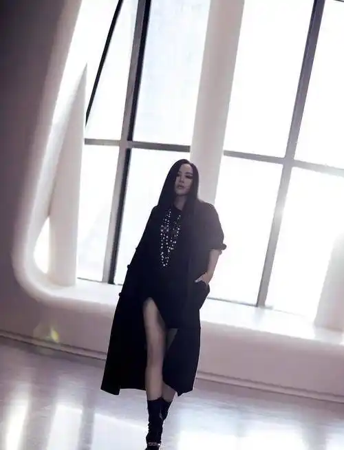 张惠妹虽然胖但很自信,穿长款条纹衬衫,配孔雀蓝长卷发时髦洋气