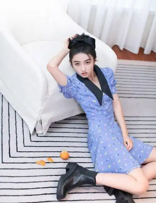 "甜美面孔 性感身材",张子枫当之无愧,穿甜美碎花裙也撩人