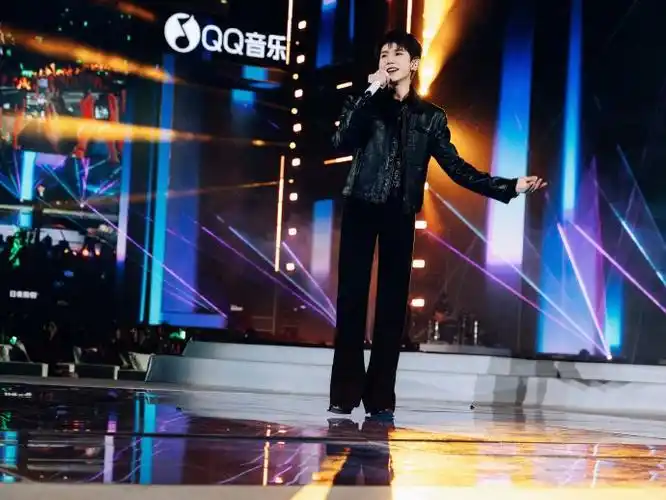 王源领奖照##王源皮衣侧拍