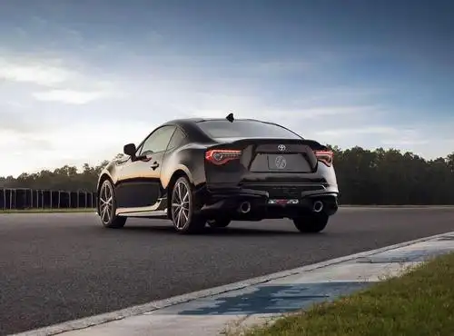 丰田86何止是自情怀而已,平民撩妹就靠它,绝对吸睛.