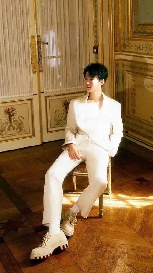 王俊凯巴黎时装周白西装造型##王俊凯cl巴黎时装周