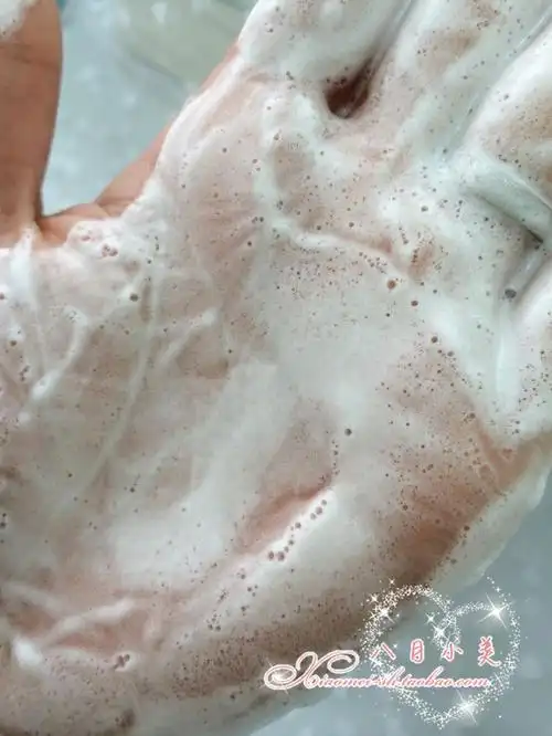 因为含有超细腻泡沫因子配方,轻轻搓揉就能达到像"奶油慕斯"般的泡泡