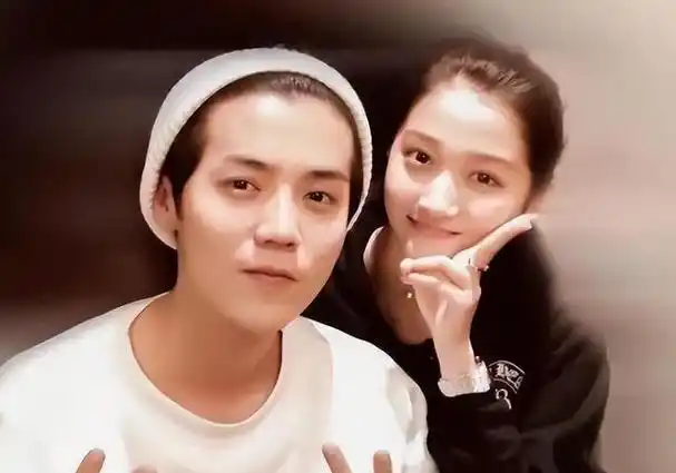 34岁鹿晗带货引热议,脸肿成"老嫂子",网友:撞脸65岁刘雪华