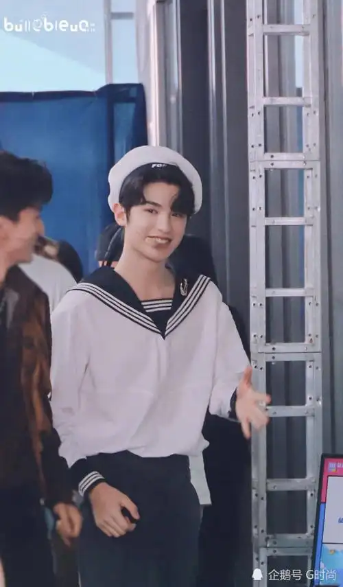 黄明昊身着蓝白相间的水手服现身可爱阳光的青春风造型