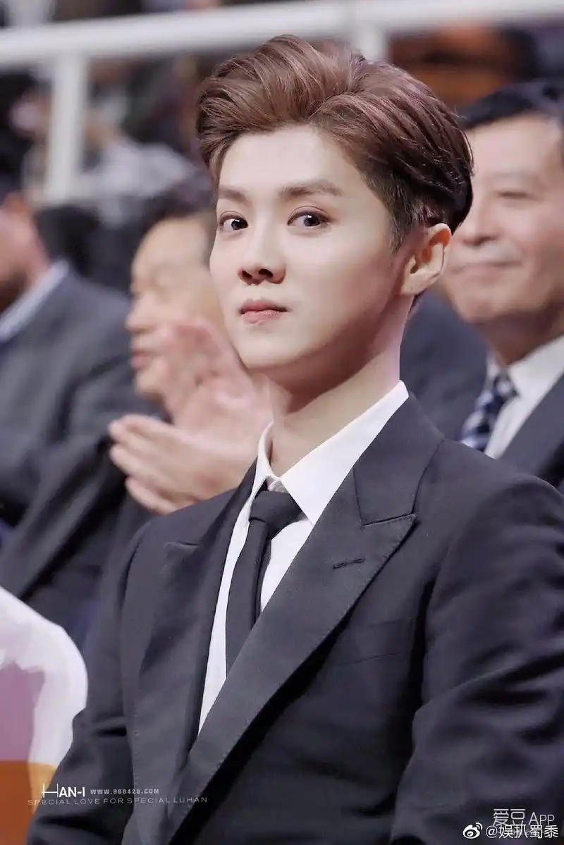 鹿晗日常背头正式背头帅气有型,全部属于殿堂级别c位