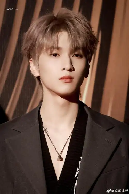 严浩翔微博音乐盛典饭拍也太9315了吧!这是什么霸总风范啊.