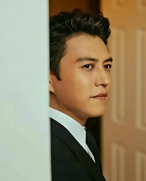 靳东参加两会他身份好厉害穿蓝色西装帅气儒雅真像个老干部