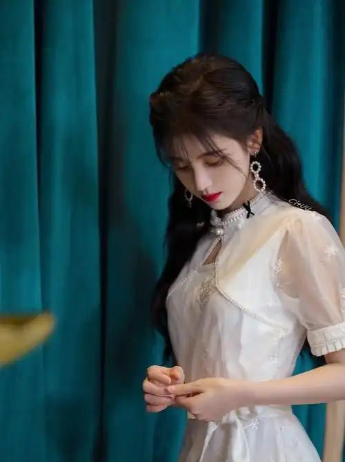 鞠婧祎美照上热搜旅行照片成为焦点纤细曲线太显高