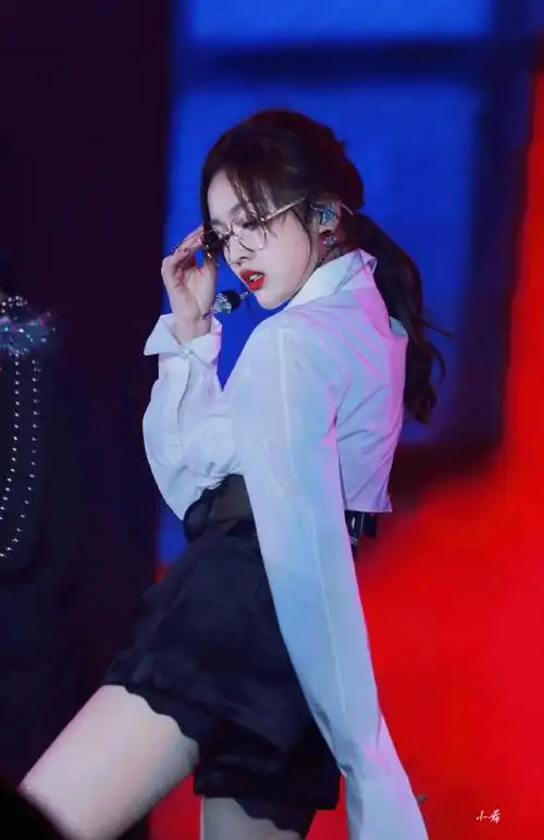 吴宣仪舞台氛围感