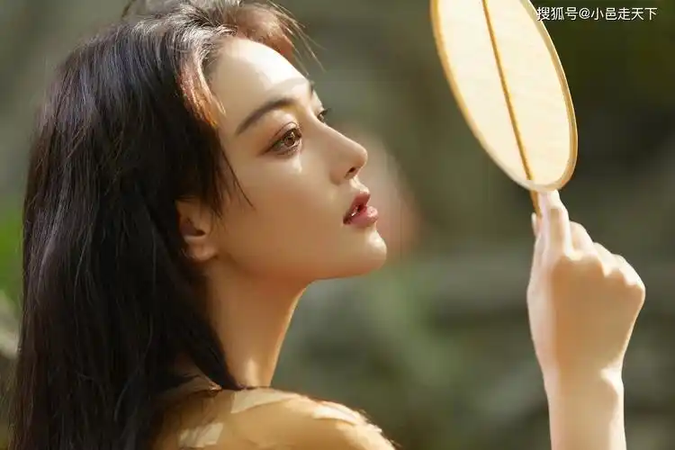 张馨予吊带长裙丛林写真