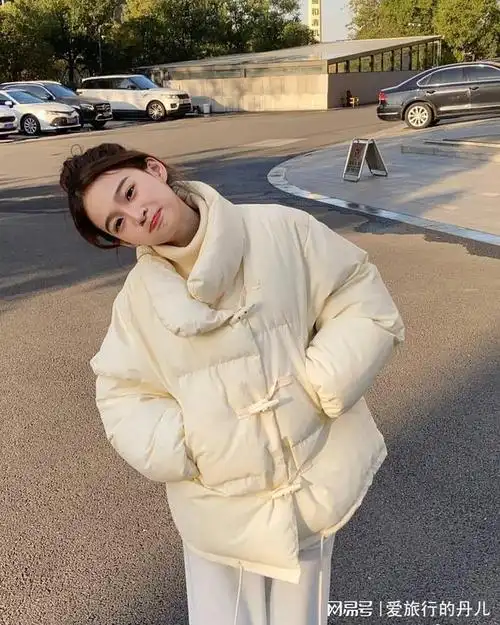 丸子头小姐姐身穿白色羽绒服清纯又可爱