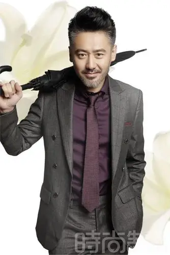 汤唯吴秀波相拥登杂志亲昵互动笑靥如花图