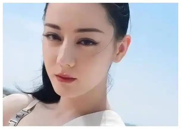 原创31岁迪丽热巴怼脸照曝光看她的认真状态