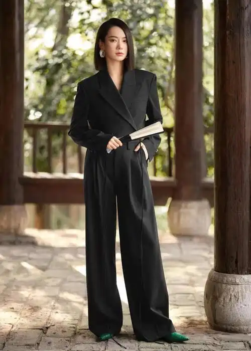 戚薇好会穿黑色!简单的黑色西装穿得霸气十足,女王气场不是盖的