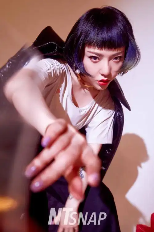 吴莫愁紧身裤尽展美妙身姿 红唇撩人气场强大