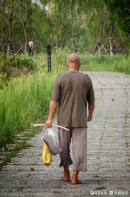 晨起"湖"拍,偶遇一位老人在赤脚散步