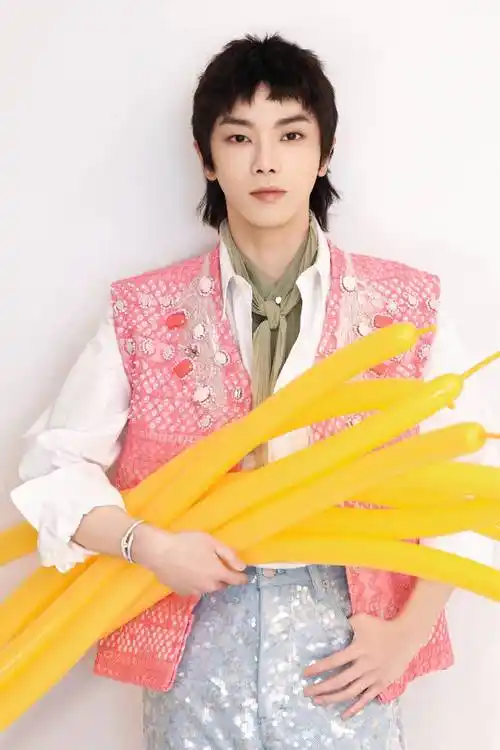 华晨宇晒照庆34岁生日,时髦穿搭展示青春活力,阳光帅气获赞赏