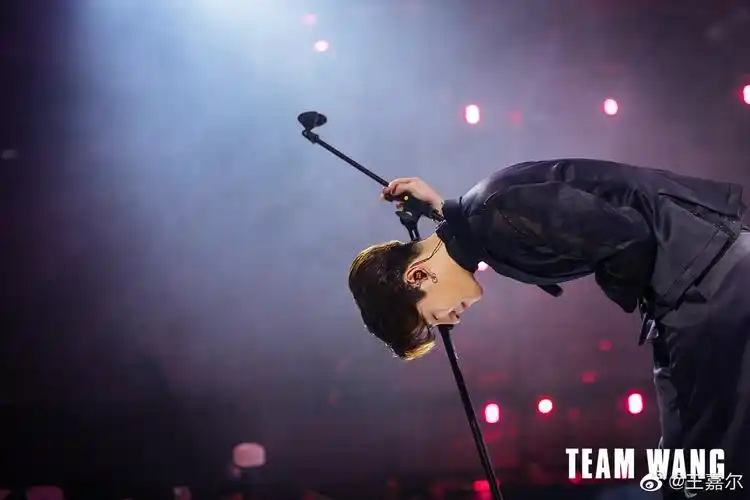 恭喜王嘉尔首张数字专辑《mirrors》销量突破800000张