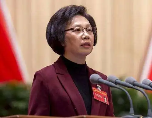 在现任的省市领导班子里,有近百名女干部正在担任主要领导职务.