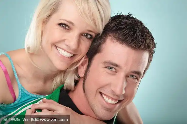 可爱的青少年情侣笑容灿烂