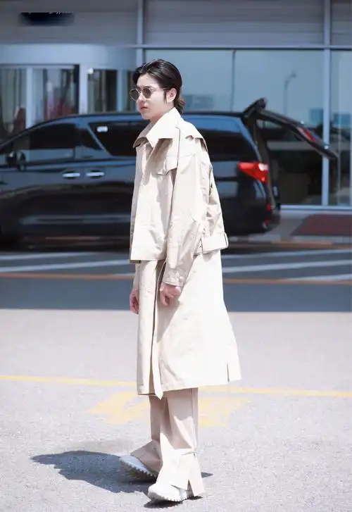 吴亦凡卡其色风衣帅气机场图片58