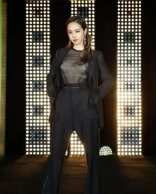 狂野蔡依林-西装内搭半透"内衣"一览无余