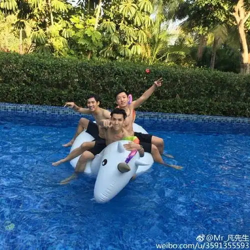 吴亦凡发泳池"湿身"照_高清图集_新浪网