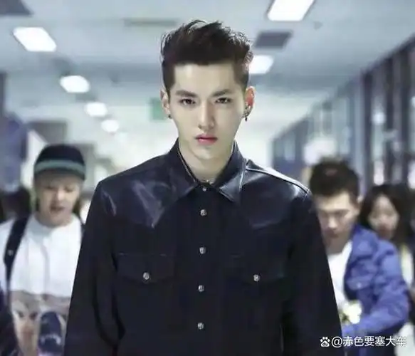 纷纷揭露吴亦凡过去的种种丑陋行径,昔日璀璨夺目的明星形象也因此