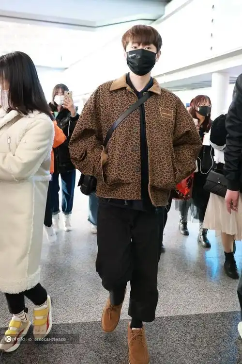 汪苏泷现身机场豹纹装搭配阔腿裤休闲帅气