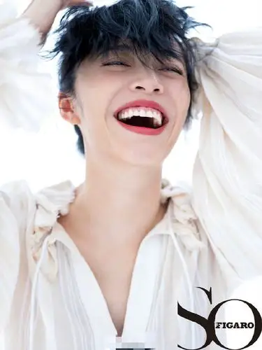 姚晨恣意笑容展现法式浪漫 逆天大长腿超吸睛