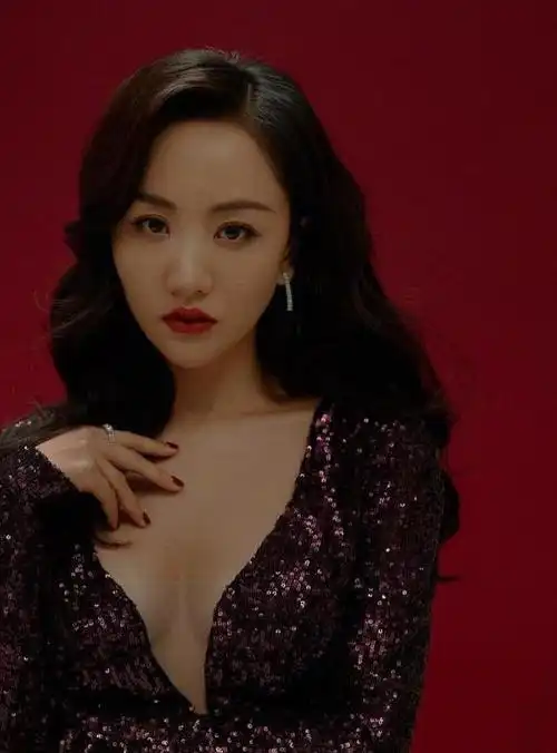 身材来凑,杨蓉丰满的身材,就是她最犀利的"武器"|写真|美女|大波浪