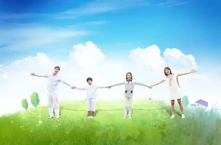 > 素材信息  关键字: 手牵手水墨草地水墨画蓝色天空白云幸福家庭一