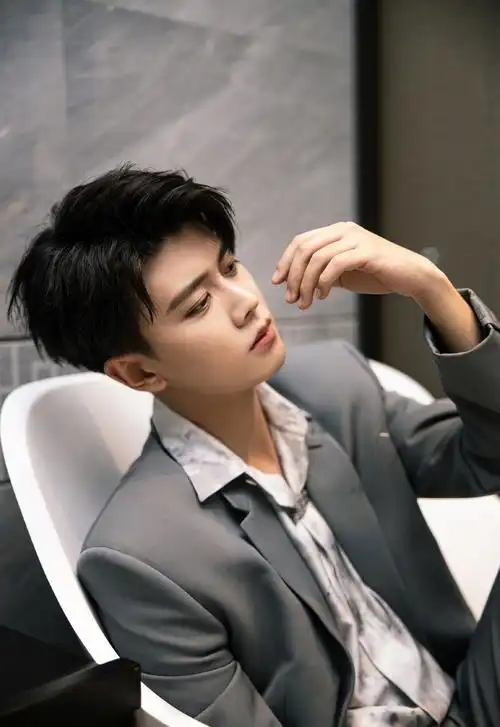 任嘉伦灰色西装酷帅写真图片35