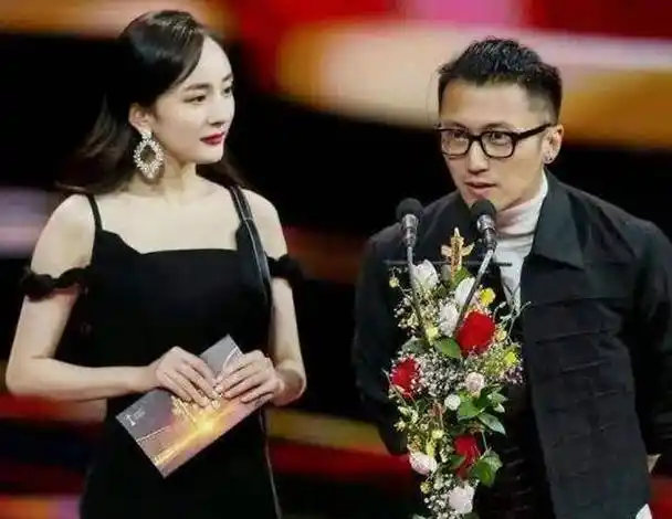 杨幂魏大勋还未官宣恋情,却被曝与谢霆锋领证结婚,杨幂注重澄清_王菲