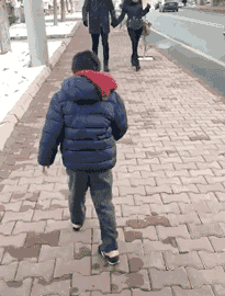 图片来源:@莫不静好小男孩先是一愣继而羞涩的露出了久违的笑容▽图片