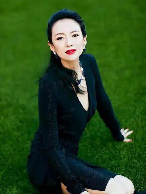 章子怡拍杂志,气场全开,眼神凌厉傲人事业线吸睛