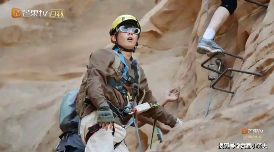 血气方刚的翘屁嫩男胡先煦穿正装太帅了