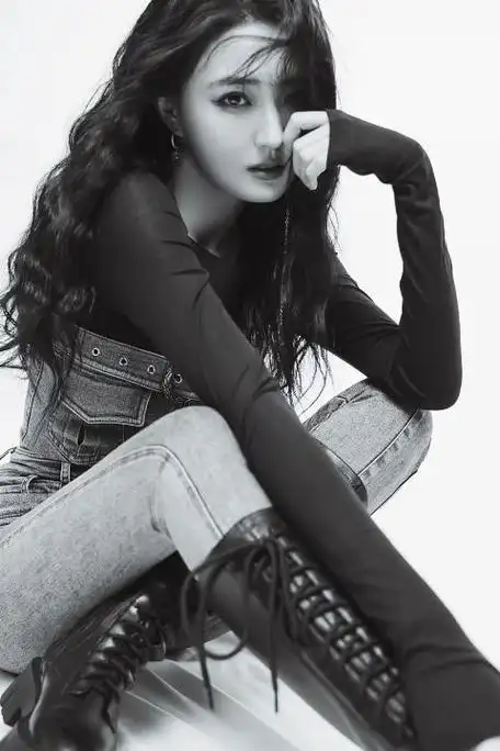 徐璐黑白酷帅大片释出造型尽显飒爽干练