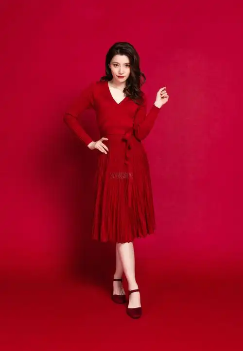 穿红衣服的性感女生