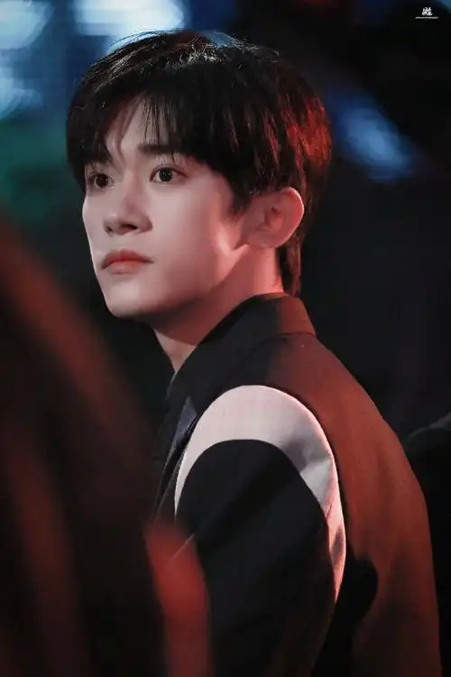 易烊千玺超话  2021 /0801 /210801  长津湖发布会  小豹子  #四字 易