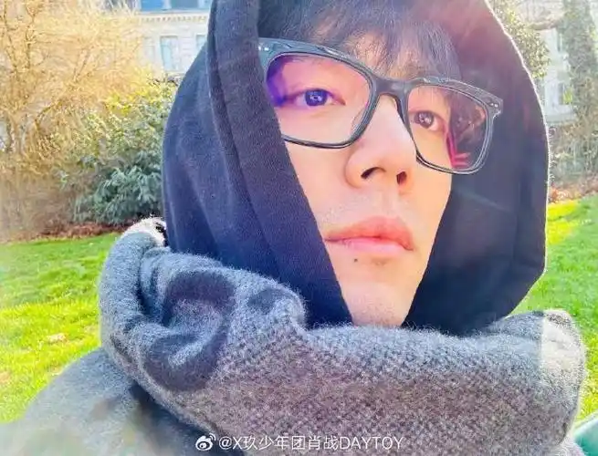 阳光下的素颜肖战自拍照!老公你终于来了!