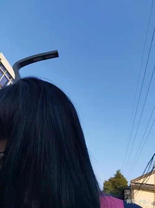 蓝黑色能不漂直接染吗就是那种室内看不出染了头发,阳光下泛微蓝的