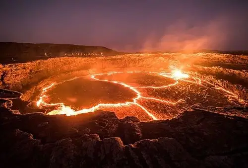 近距离捕捉最古老熔岩湖 地狱之火热浪扑面