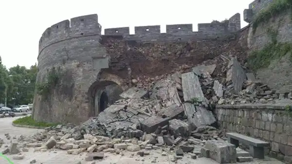 一夜暴雨"哭倒"临海古长城一处城墙…(多图)