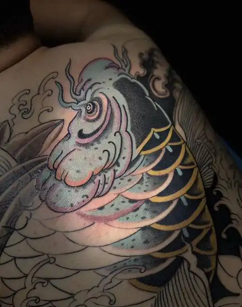满背鱼未完工纹身图片_背部新传统纹身图案