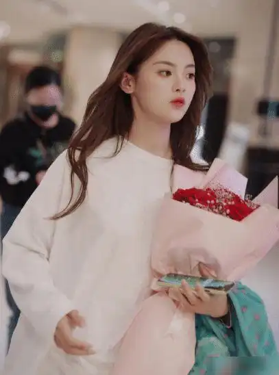 杨超越早期打工照曝出少女感全无蜡笔小新式眉毛分外抢镜