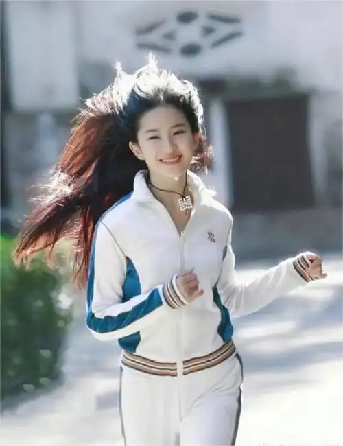 这就是白月光的杀伤力吗  17岁的刘亦菲元气满满真的是清纯女高中生的